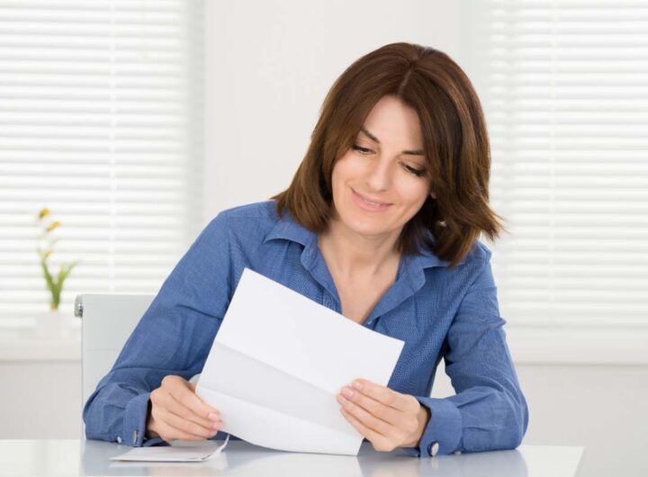 Donna legge documento