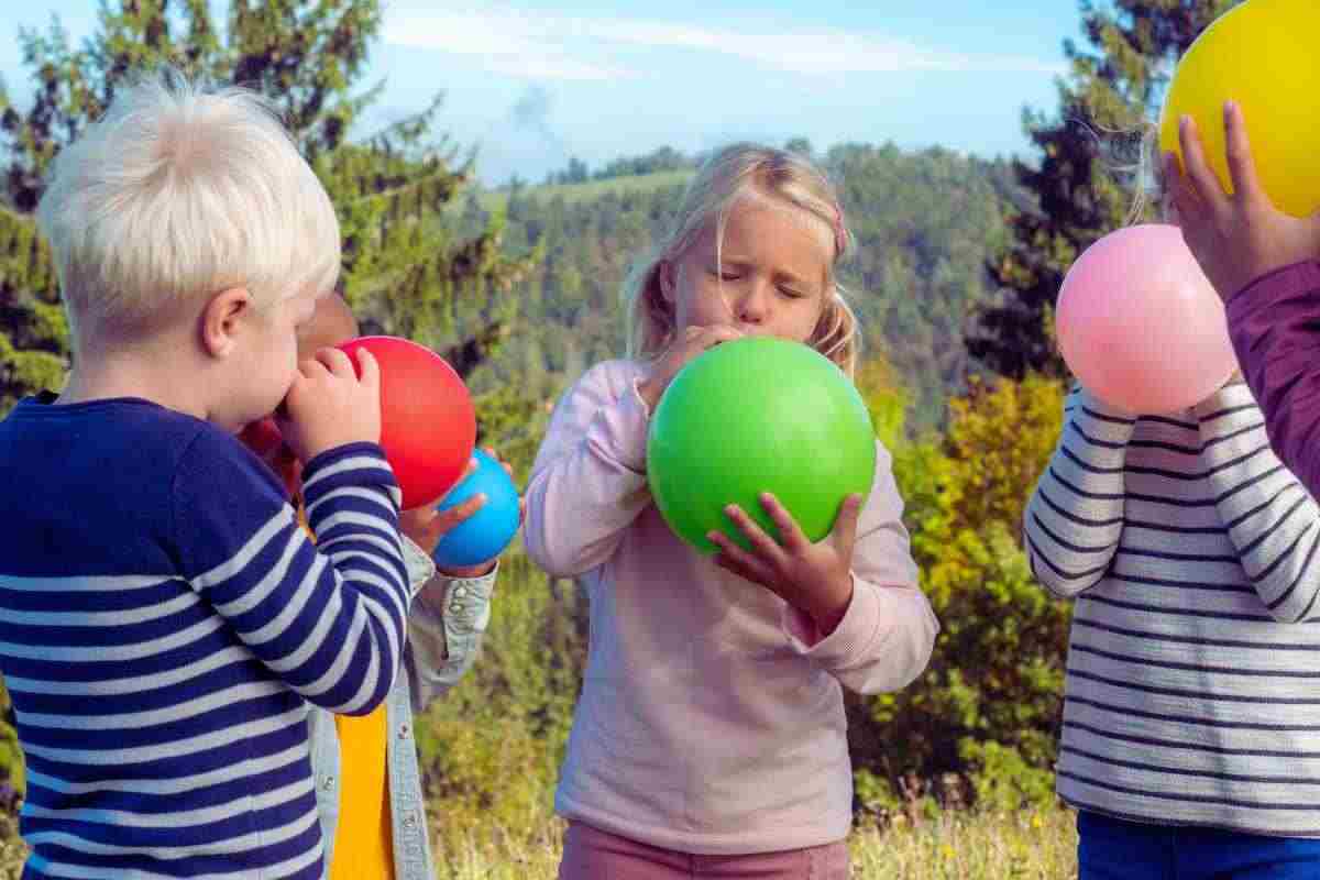 bambini con palloncini