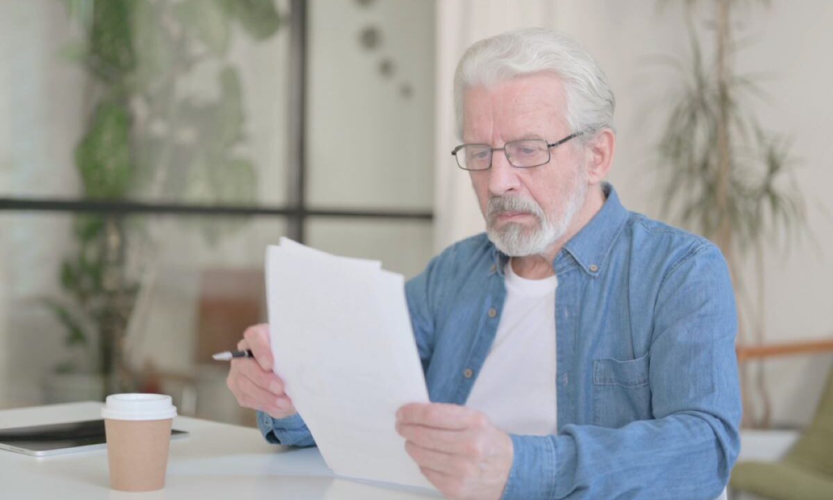 Uomo legge documento