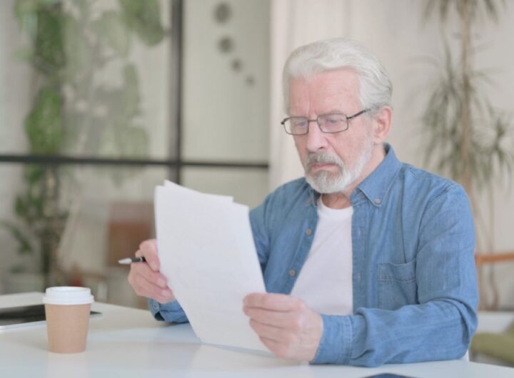Uomo legge documento