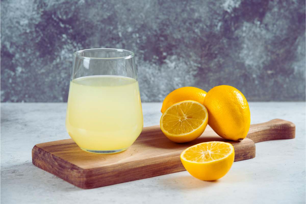 Altro che limone fresco, cosa trovi davvero in quelle bottigliette gialle al supermercato