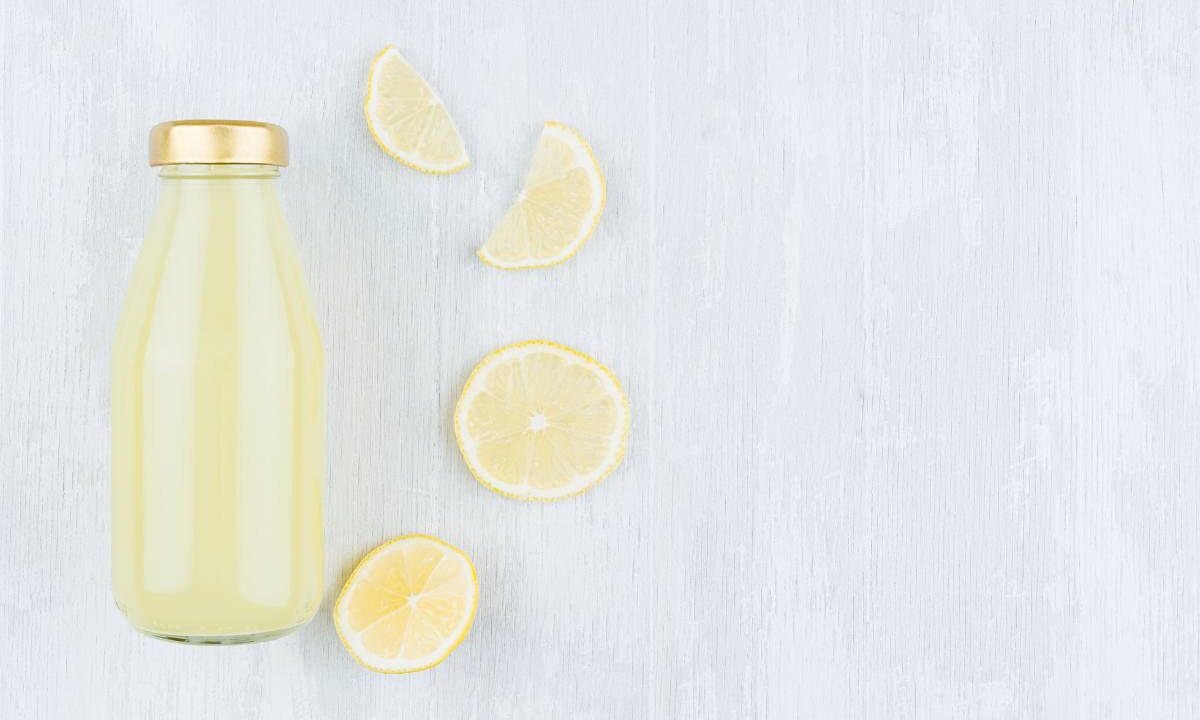 Altro che limone fresco, cosa trovi davvero in quelle bottigliette gialle al supermercato